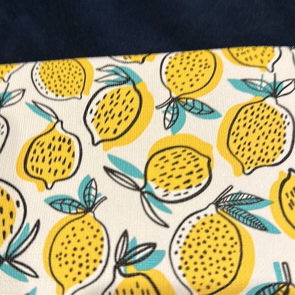 NWOT-IPSY MAKEUP CASE - Picture 2 of 3